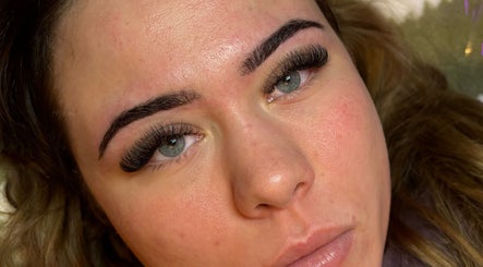 LashNGlow Studio