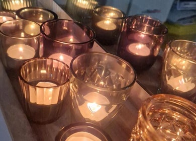 Warm candlelight setting at Soozen Sunderland, Sunderland, England, GB for relaxation and wellness.