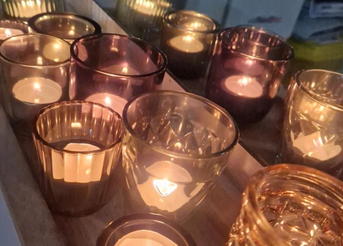 Warm candlelight setting at Soozen Sunderland, Sunderland, England, GB for relaxation and wellness.