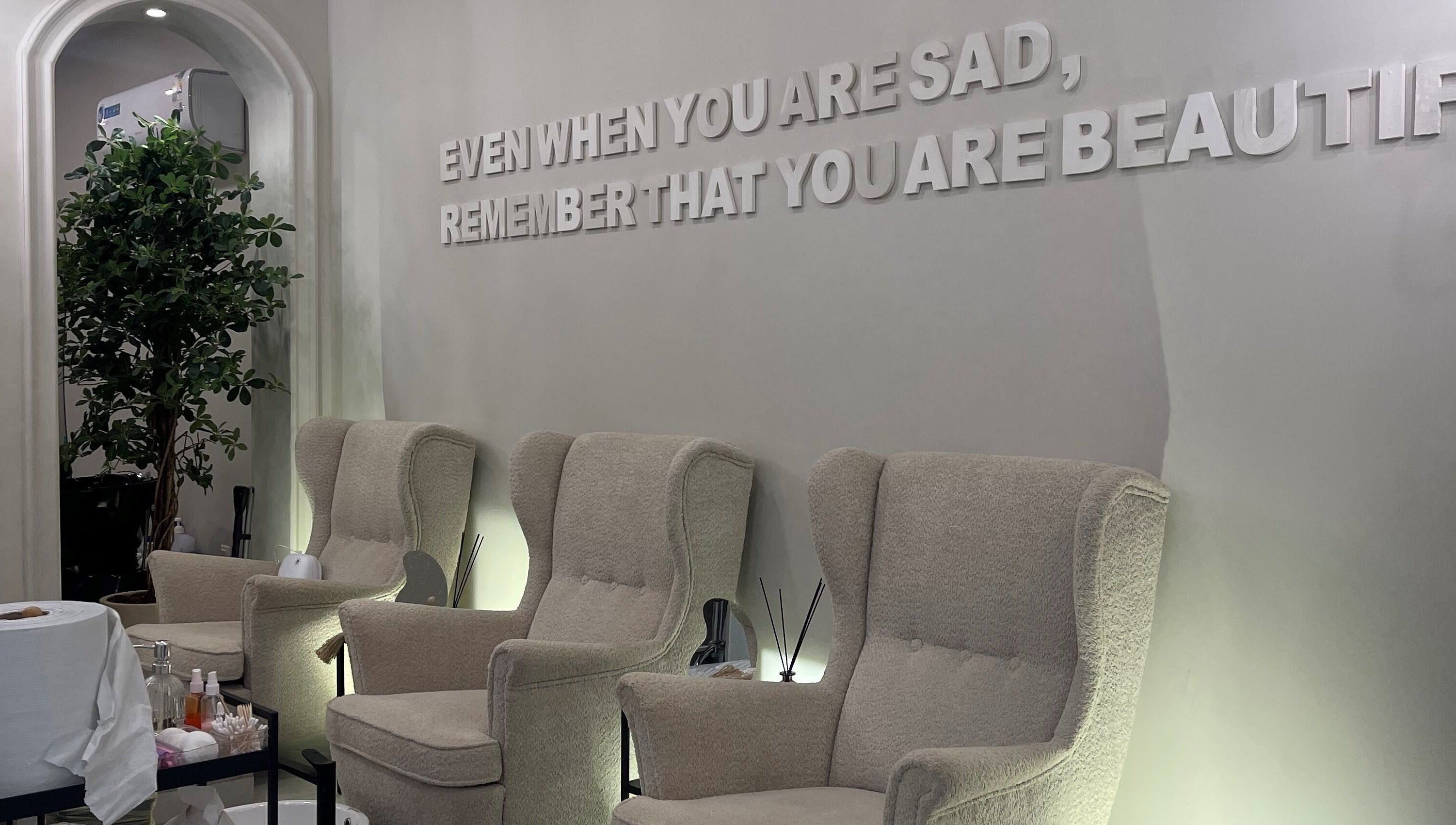 Elegant seating and decor at Baklah Salon, Al Khobar, Eastern Province, SA, promoting relaxation and beauty.