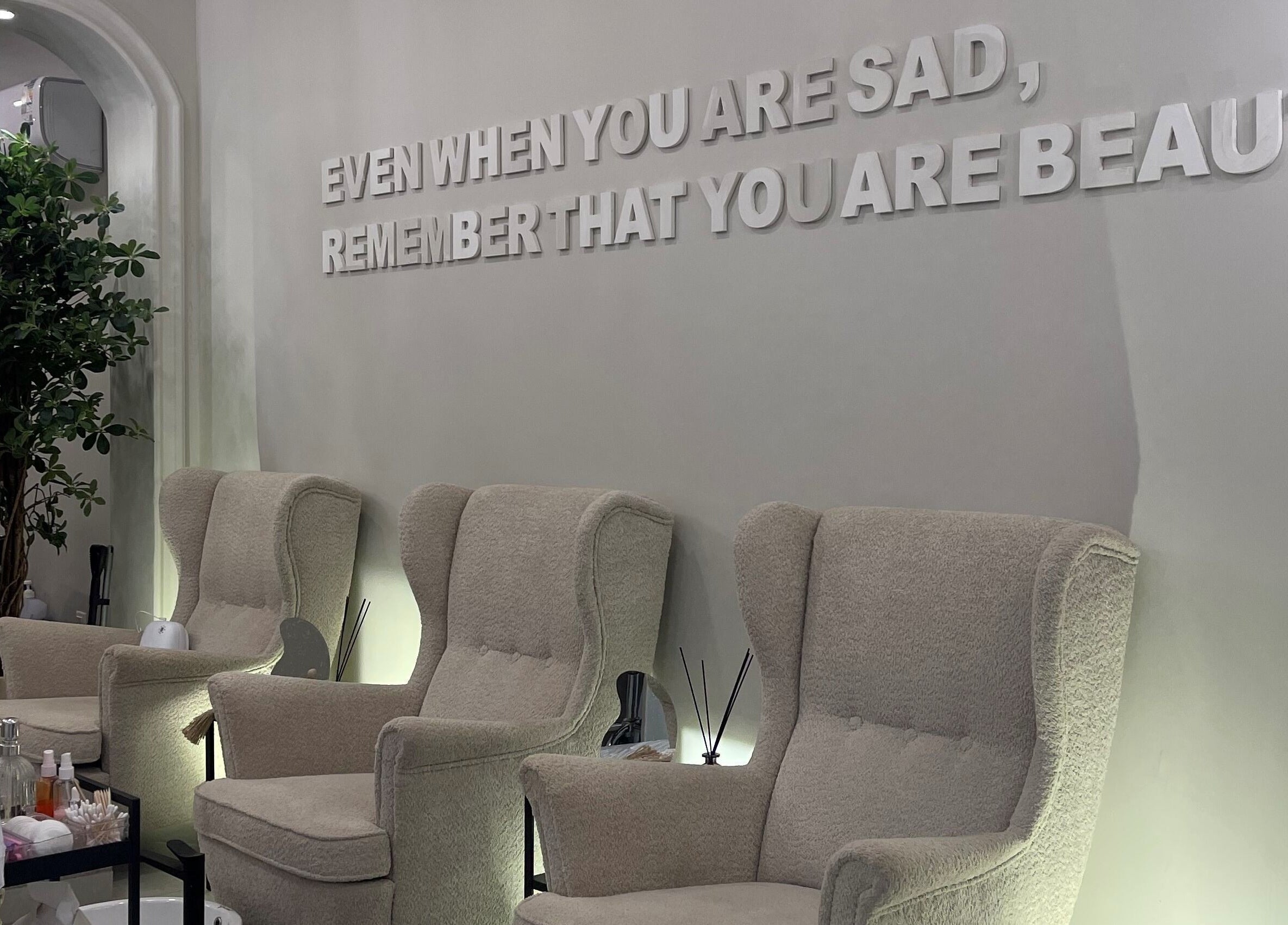 Elegant seating and decor at Baklah Salon, Al Khobar, Eastern Province, SA, promoting relaxation and beauty.