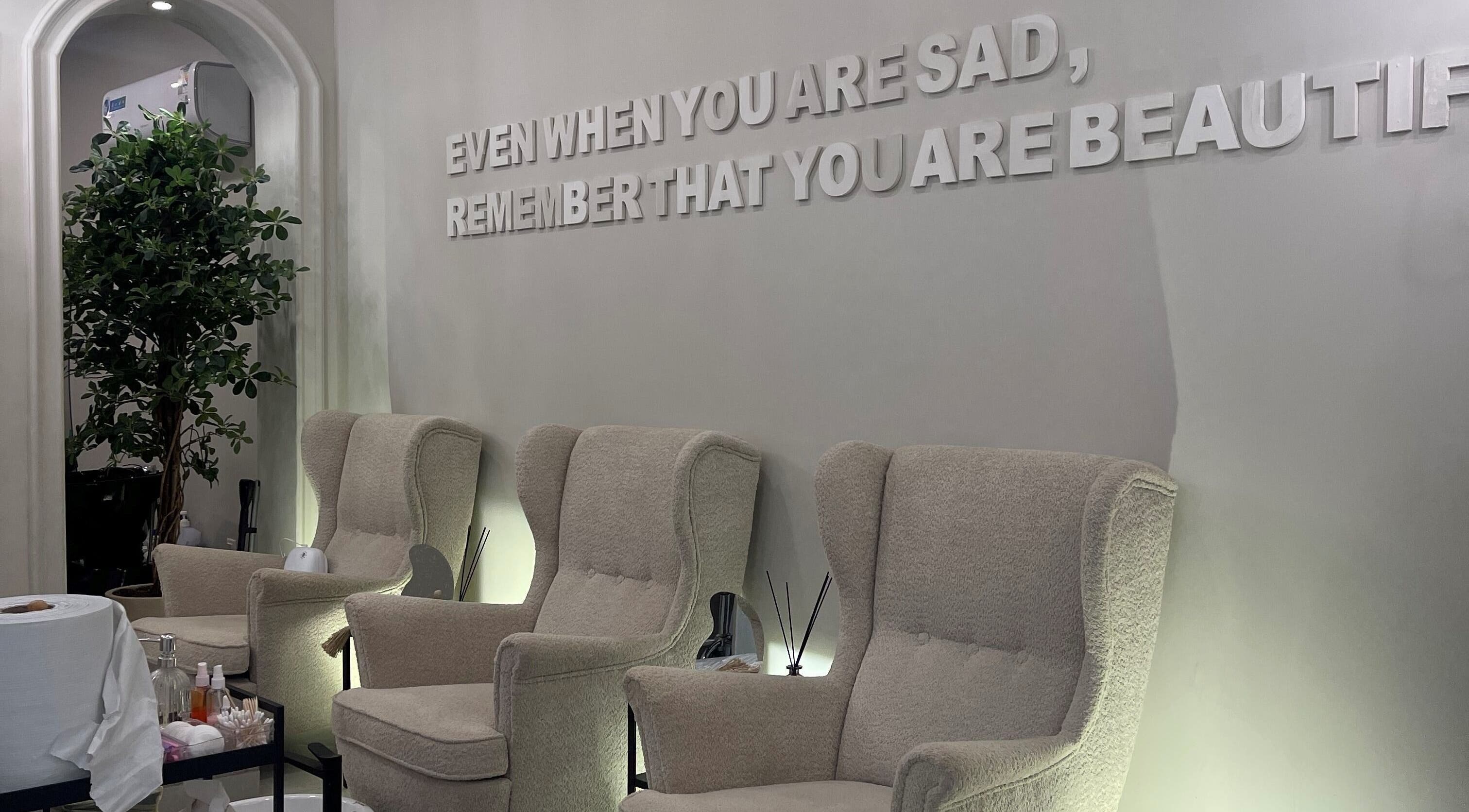 Elegant seating and decor at Baklah Salon, Al Khobar, Eastern Province, SA, promoting relaxation and beauty.