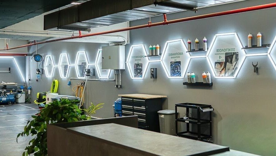 Εσωτερικό Clean Car Golden Hall με φωτισμένα εξάγωνα στον τοίχο, Μαρούσι, GR.