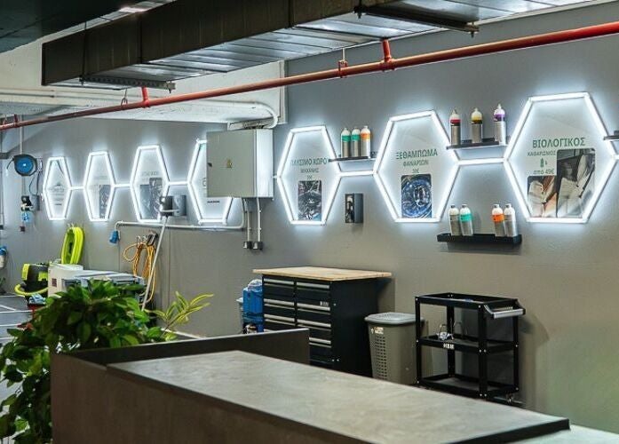 Εσωτερικό Clean Car Golden Hall με φωτισμένα εξάγωνα στον τοίχο, Μαρούσι, GR.