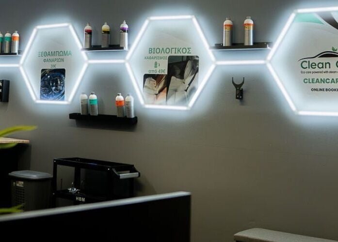 Εκθεσιακή διάταξη με φωτισμένους εξάγωνους πίνακες στο Clean Car Golden Hall, Μαρούσι, GR.