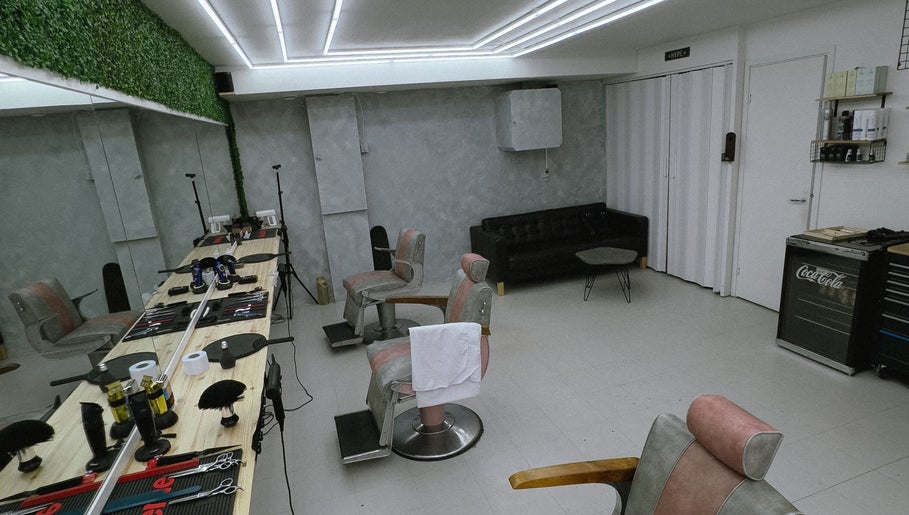 Thieves Barber, bilde 1