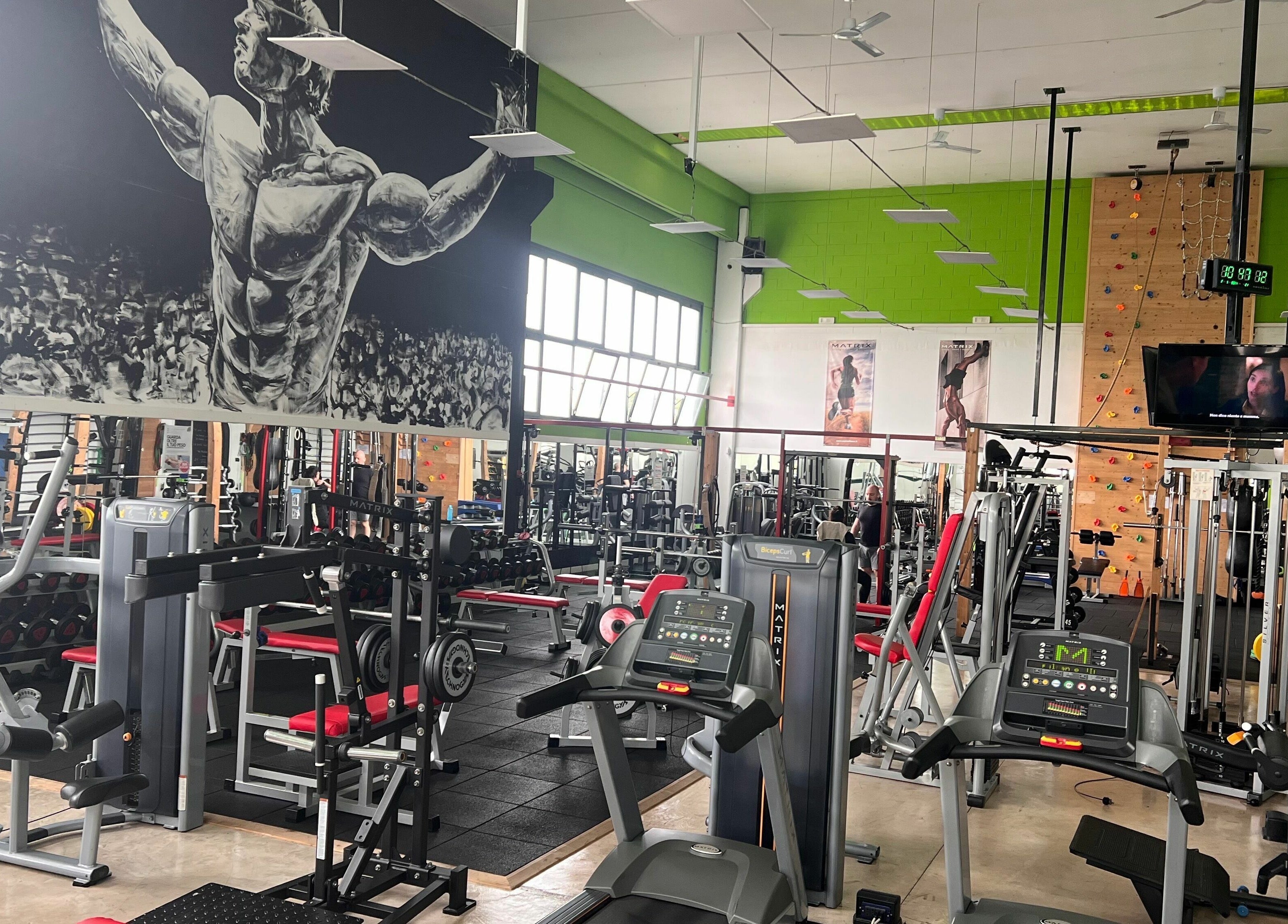 Vista degli attrezzi moderni presso Fiit Zone Centro Fitness a Lograto, Lombardia, IT. Atmosfera energica e motivante.