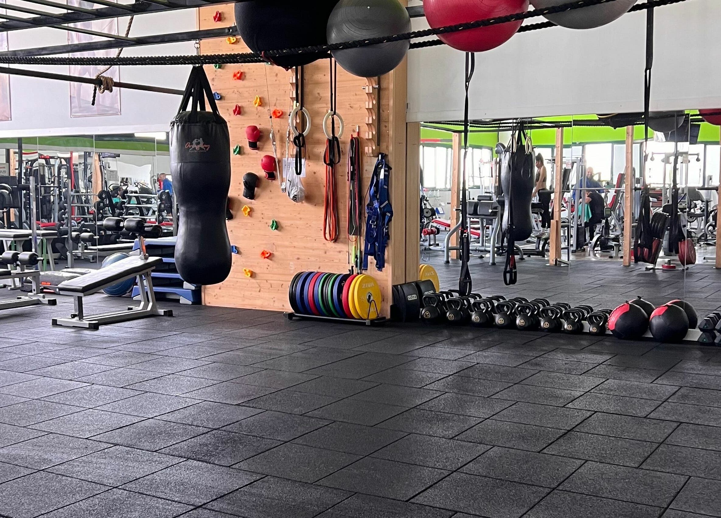 Palestra attrezzata presso Fiit Zone Centro Fitness a Lograto, Lombardia, IT. Spazio ideale per allenamenti completi.