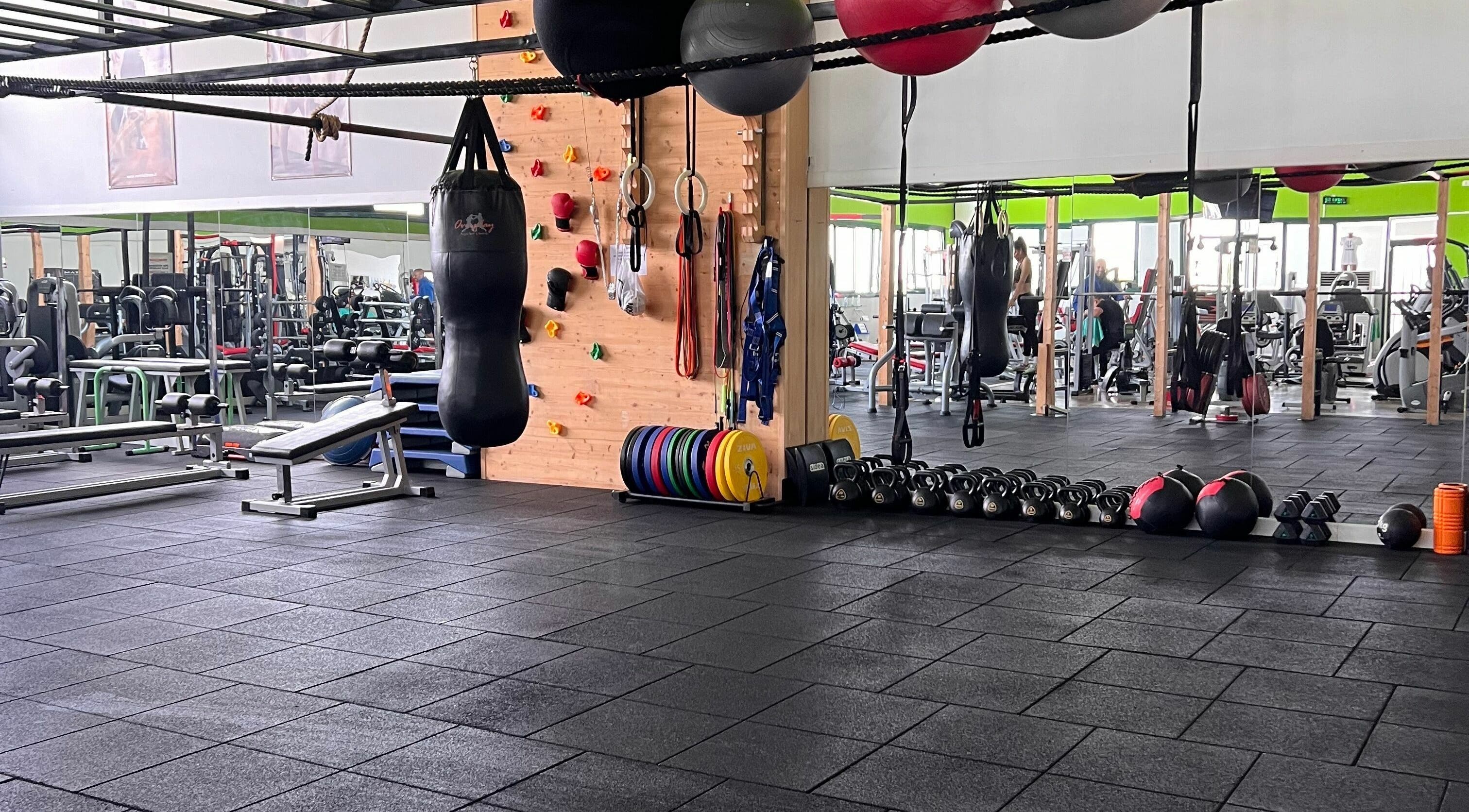 Palestra attrezzata presso Fiit Zone Centro Fitness a Lograto, Lombardia, IT. Spazio ideale per allenamenti completi.