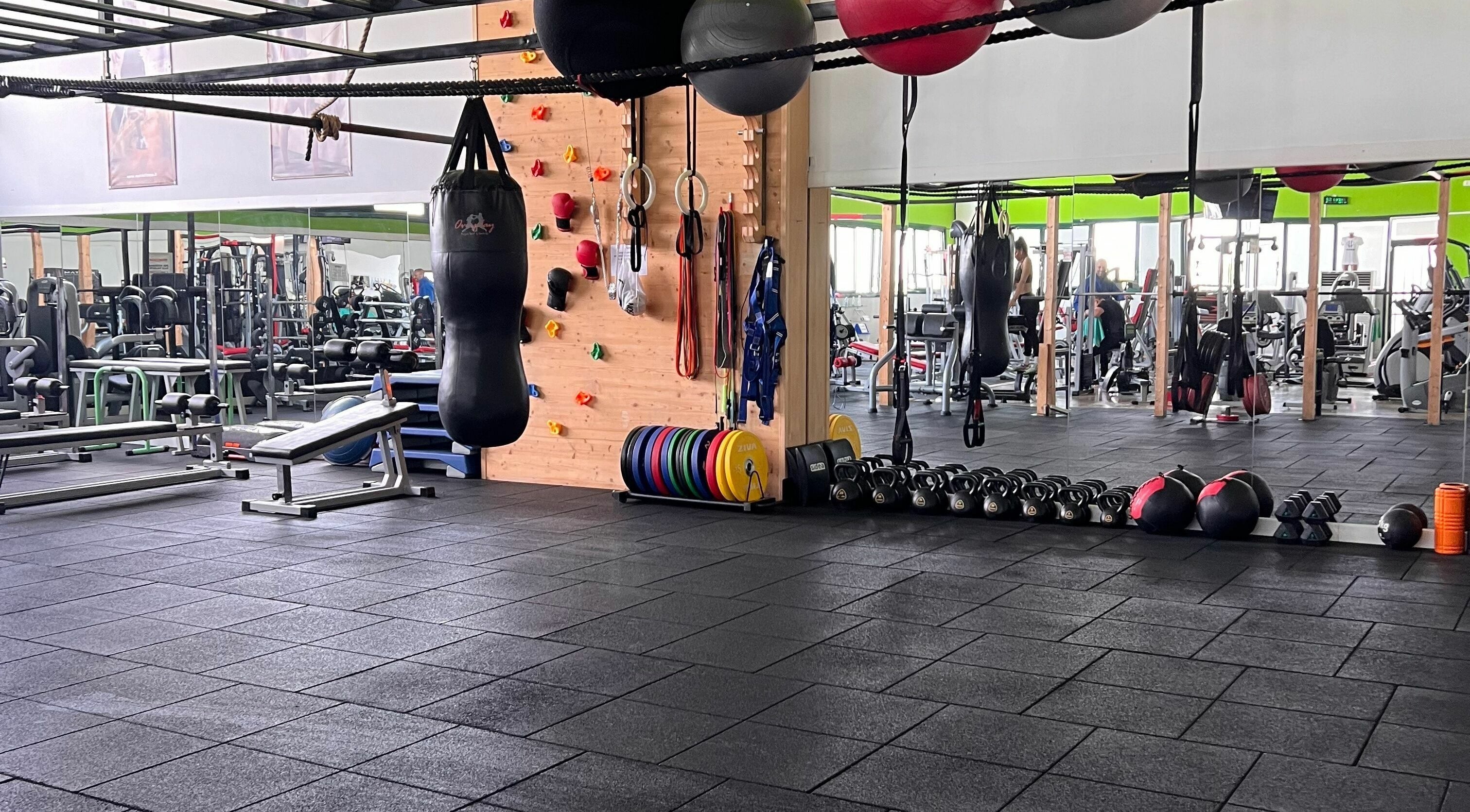 Palestra attrezzata presso Fiit Zone Centro Fitness a Lograto, Lombardia, IT. Spazio ideale per allenamenti completi.