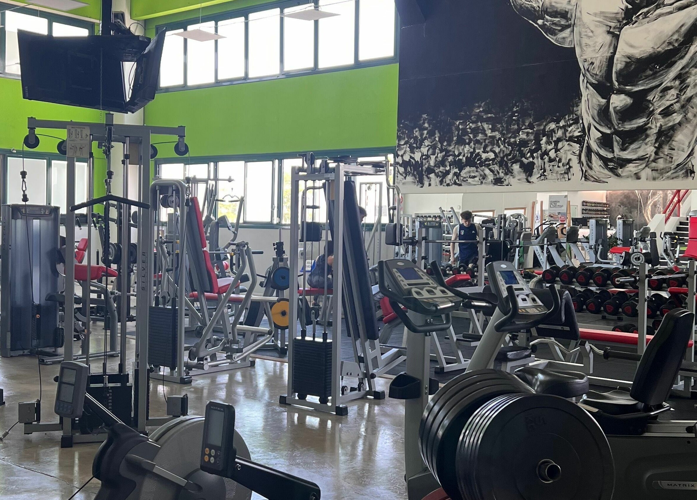 Attrezzature moderne nella palestra di Fiit Zone Centro Fitness, Lograto, Lombardia, IT.