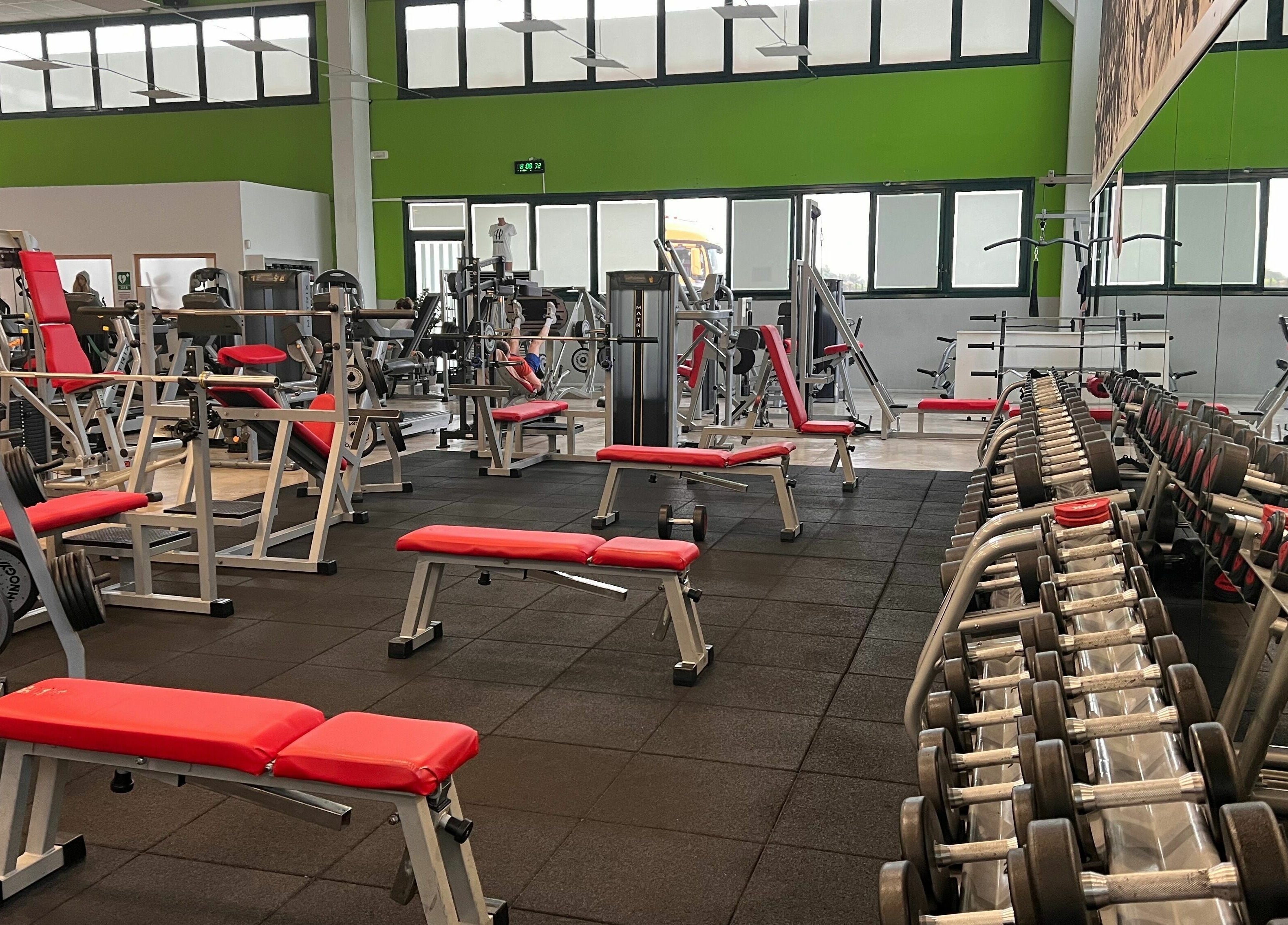 Interno della palestra Fiit Zone Centro Fitness a Lograto, Lombardia, IT, con attrezzature moderne e pesi.