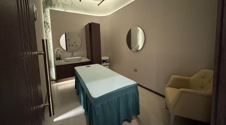 Relaxing spa treatment room at Yinyang Spa- The Galleria, Abu Dhabi, Al Maryah Island, AE, featuring modern decor.