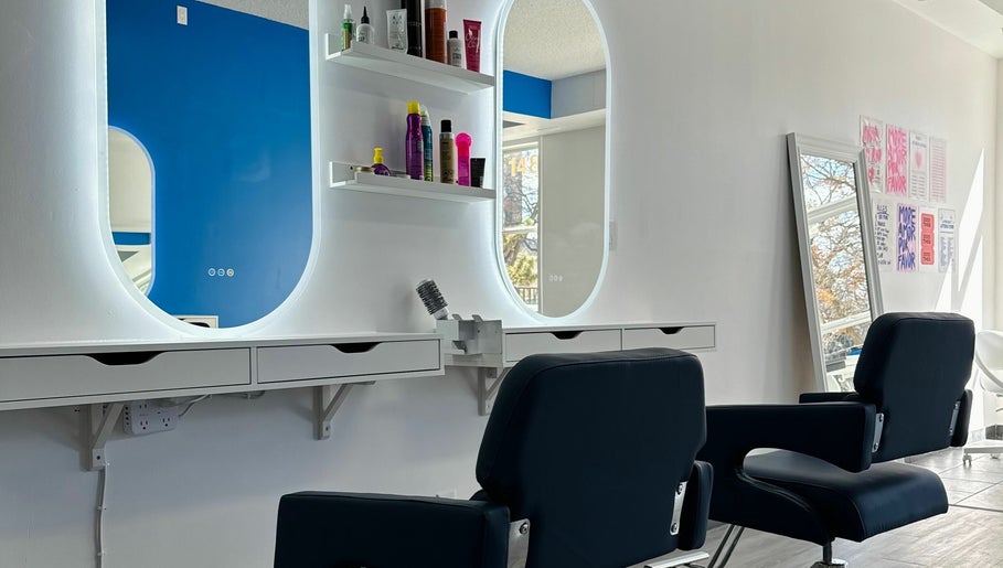 Salon White Blue image 1