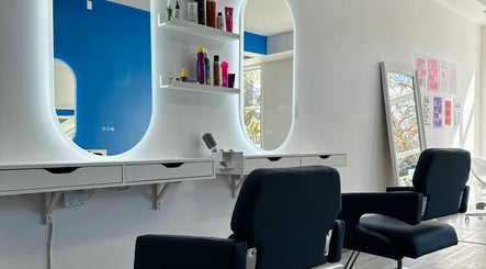 Salon White Blue