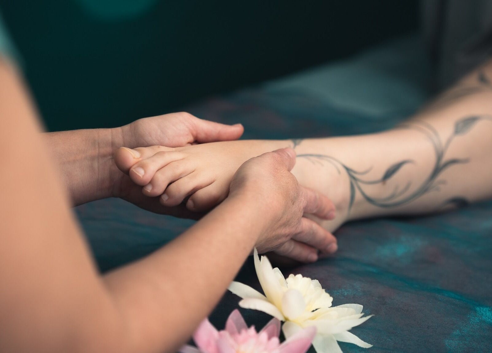 Terapia de pie en Gea - Centro de Danza y Bienestar, Alcalá De Henares, Comunidad De Madrid, ES, con flores.