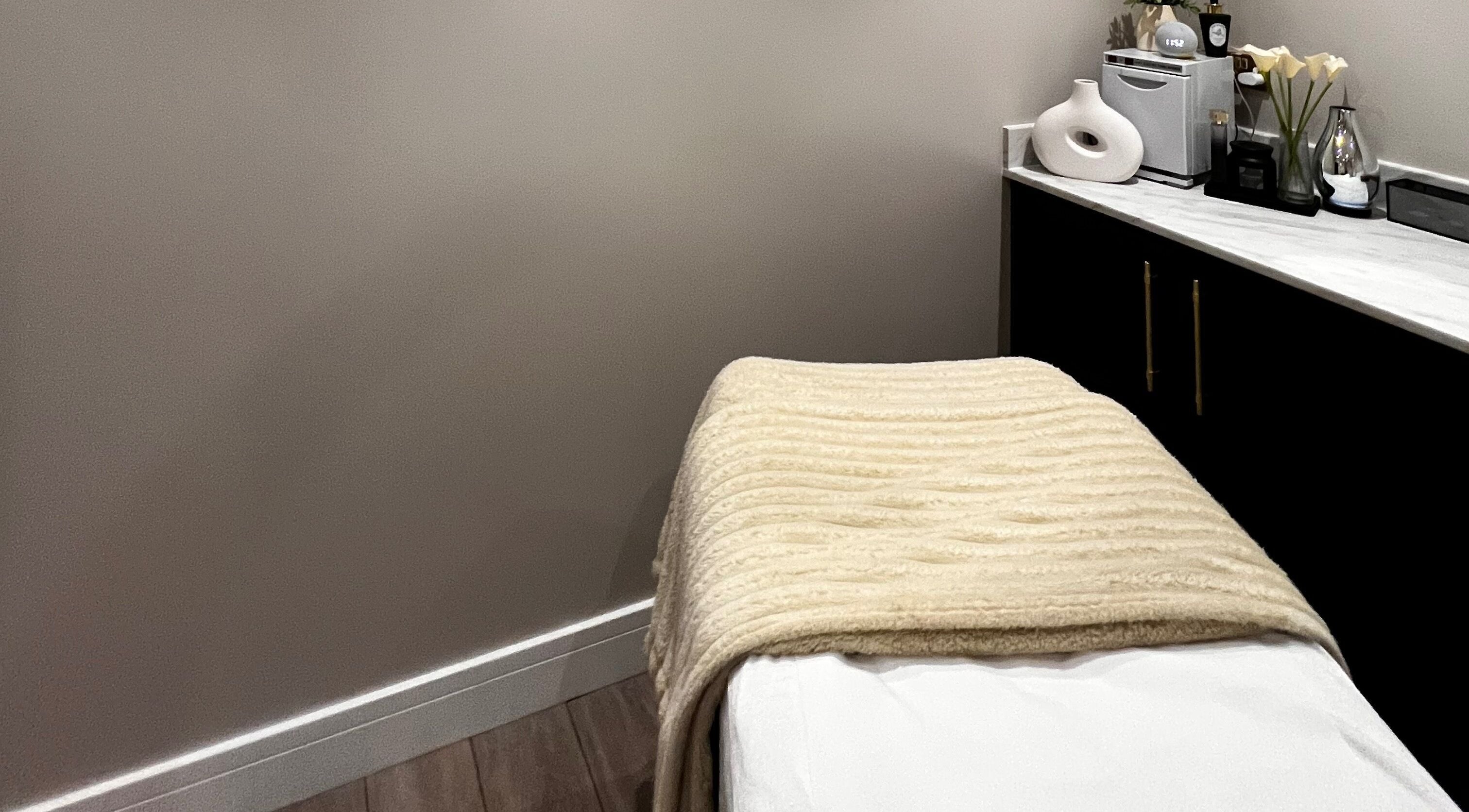 Tranquil massage room at Curvy Dolls in Portsmouth, England, GB with plush blanket and elegant decor.