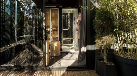 Entrée lumineuse de Le Cube Massages & Spa à Jouey, Bourgogne-franche-comté, FR avec plantes vertes.
