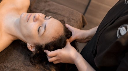 Massage relaxant à Le Cube Massages & Spa, Jouey, Bourgogne-franche-comté, FR. Détente et bien-être assurés.