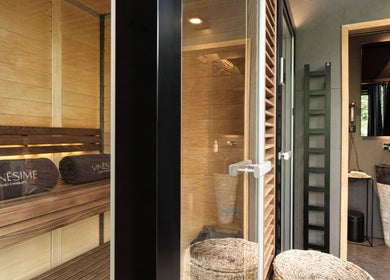 Interior élégant du sauna à Le Cube Massages & Spa à Jouey, Bourgogne-franche-comté, FR.