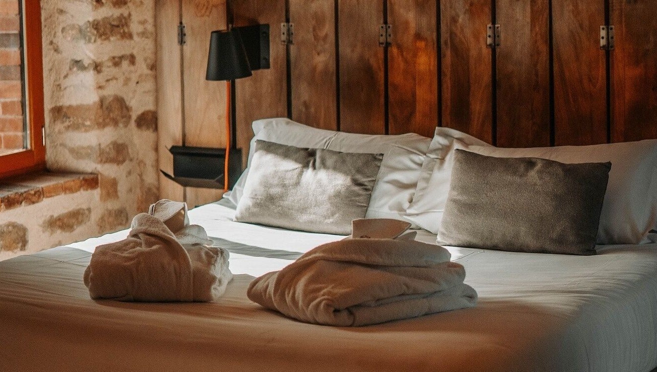 Chambre cozy avec peignoirs à Le Cube Massages & Spa, Jouey, Bourgogne-franche-comté, FR.