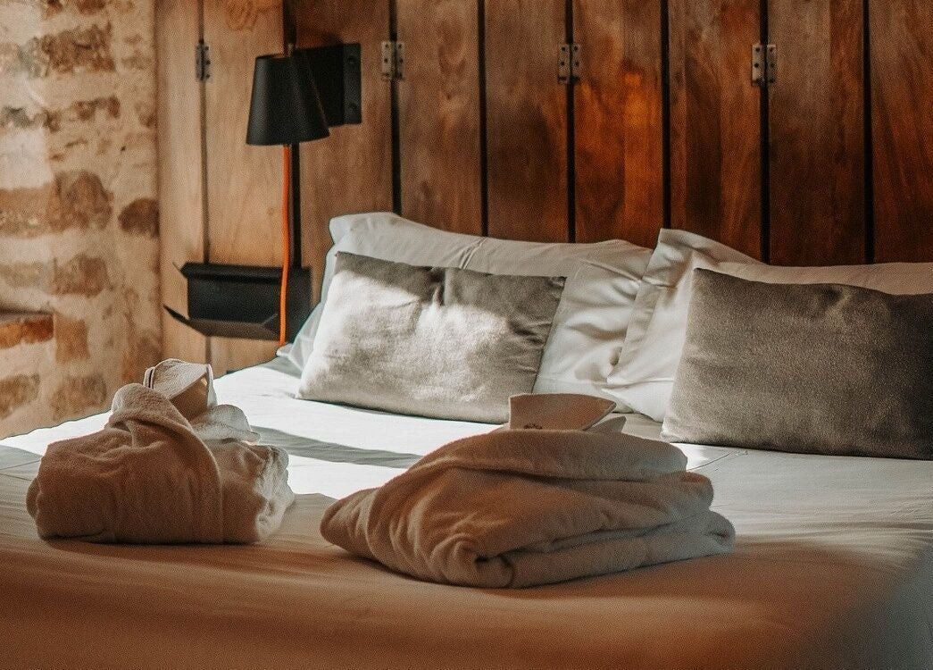 Chambre cozy avec peignoirs à Le Cube Massages & Spa, Jouey, Bourgogne-franche-comté, FR.