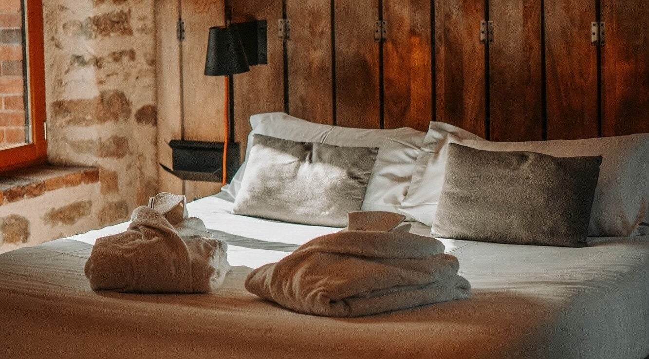 Chambre cozy avec peignoirs à Le Cube Massages & Spa, Jouey, Bourgogne-franche-comté, FR.