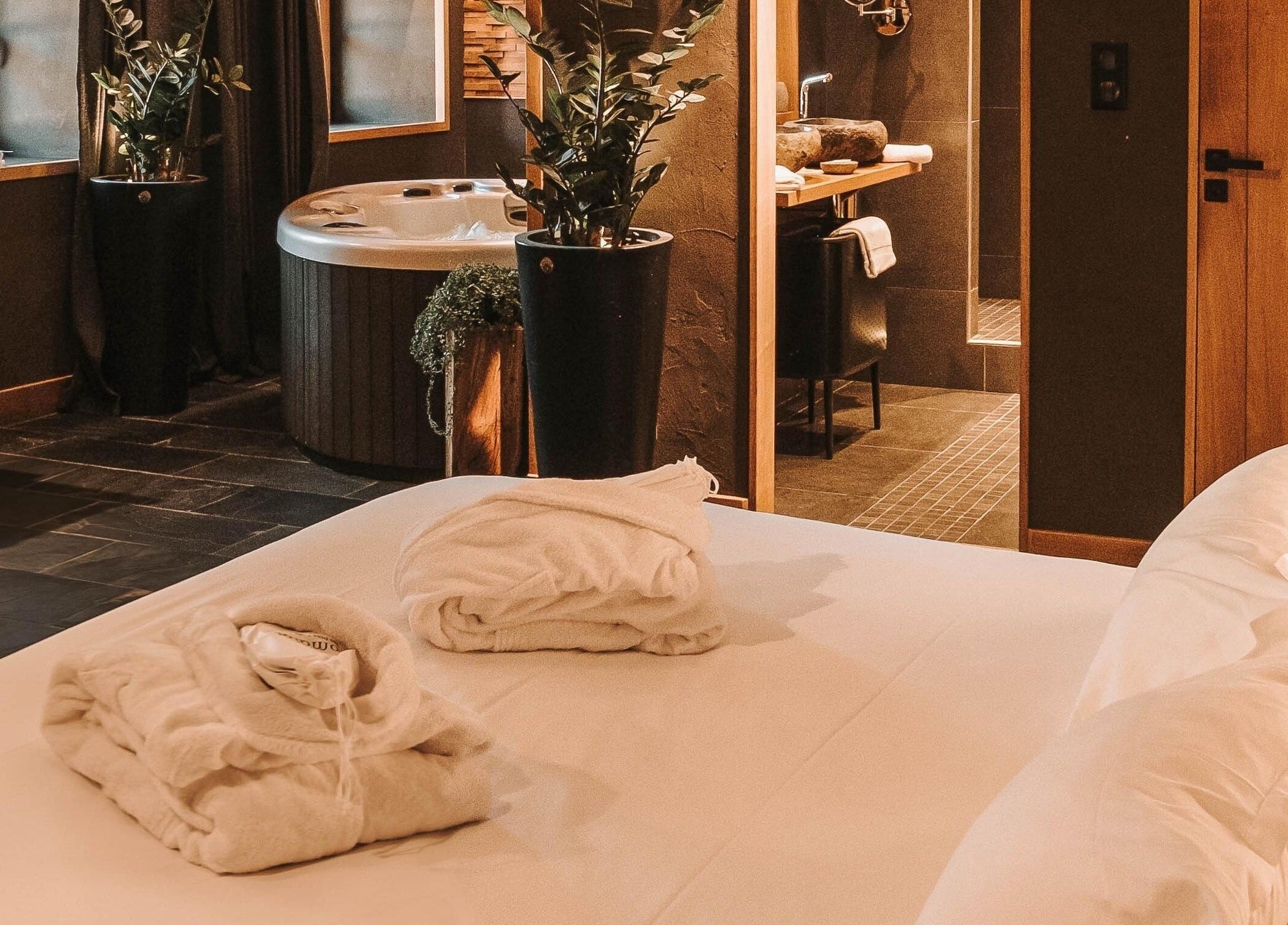 Chambre luxueuse avec jacuzzi chez Le Cube Massages & Spa, Jouey, Bourgogne-franche-comté, FR.