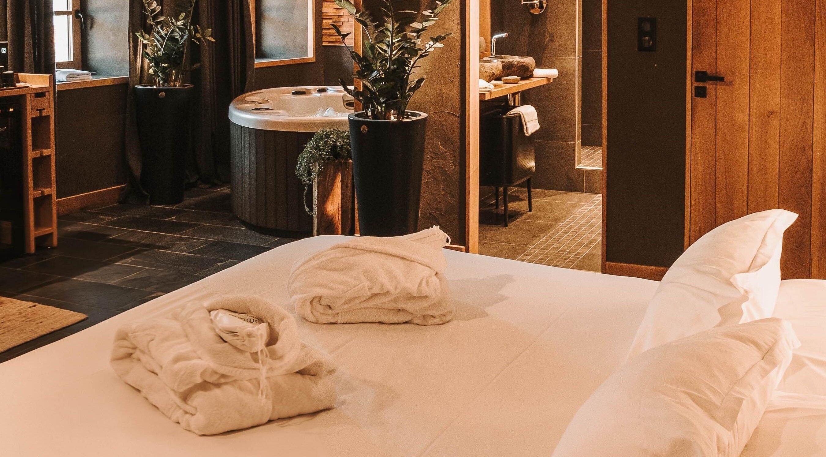 Chambre luxueuse avec jacuzzi chez Le Cube Massages & Spa, Jouey, Bourgogne-franche-comté, FR.