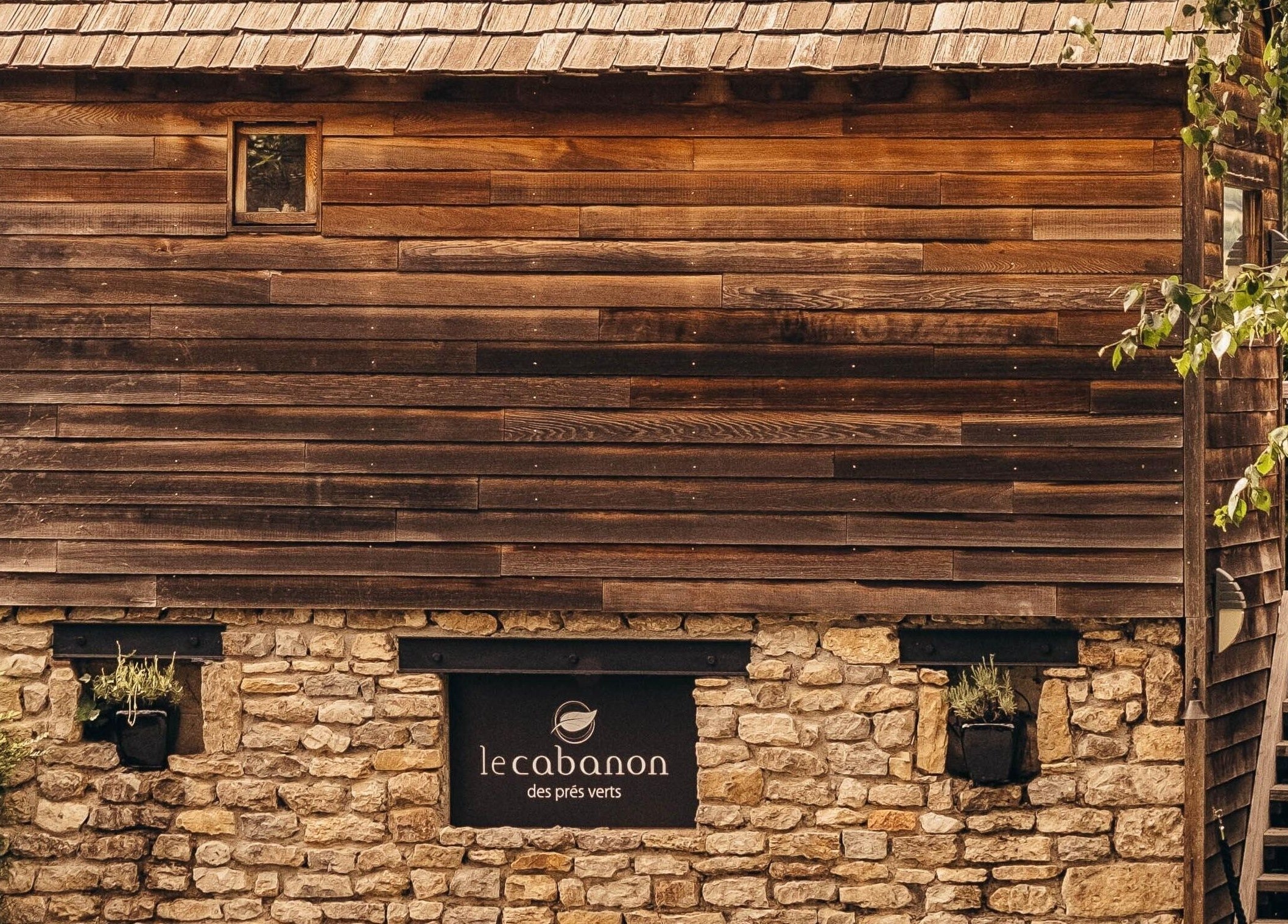 Cabanon en bois et pierre à Le Cube Massages & Spa, Jouey, Bourgogne-franche-comté, FR.