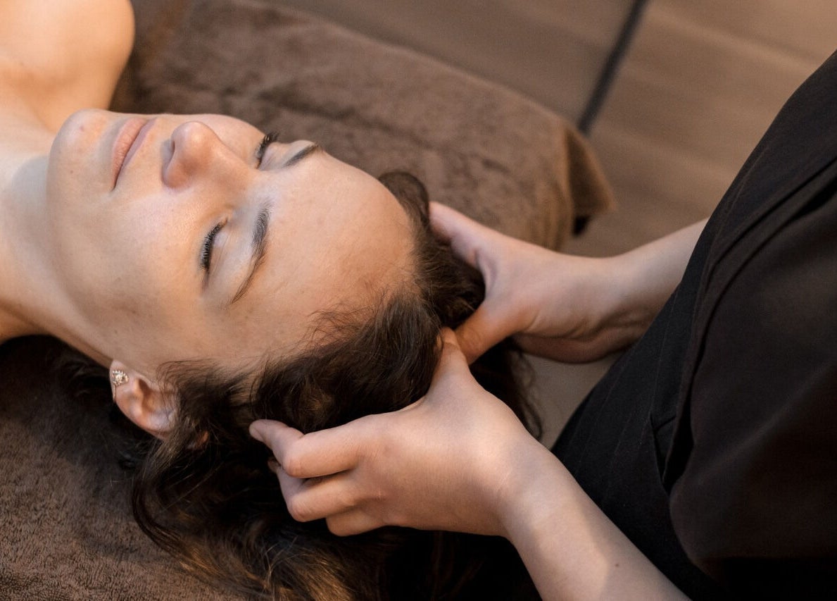 Massage apaisant à Le Cube Massages & Spa, Jouey, Bourgogne-franche-comté, FR, pour un bien-être ultime.