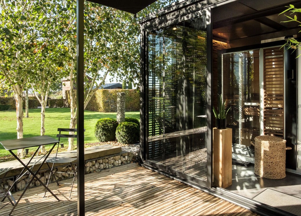 Espace détente extérieur à Le Cube Massages & Spa, Jouey, Bourgogne-franche-comté, FR, vue sur jardin.