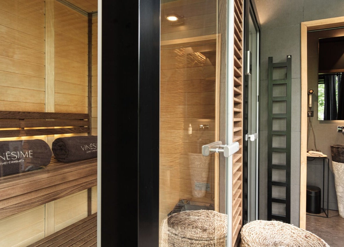 Intérieur sauna au Le Cube Massages & Spa, Jouey, Bourgogne-franche-comté, FR. Relaxation et détente assurées.