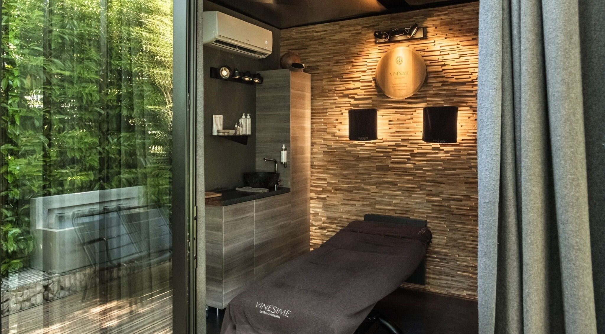 Salle de massage élégante chez Le Cube Massages & Spa à Jouey, Bourgogne-franche-comté, FR.