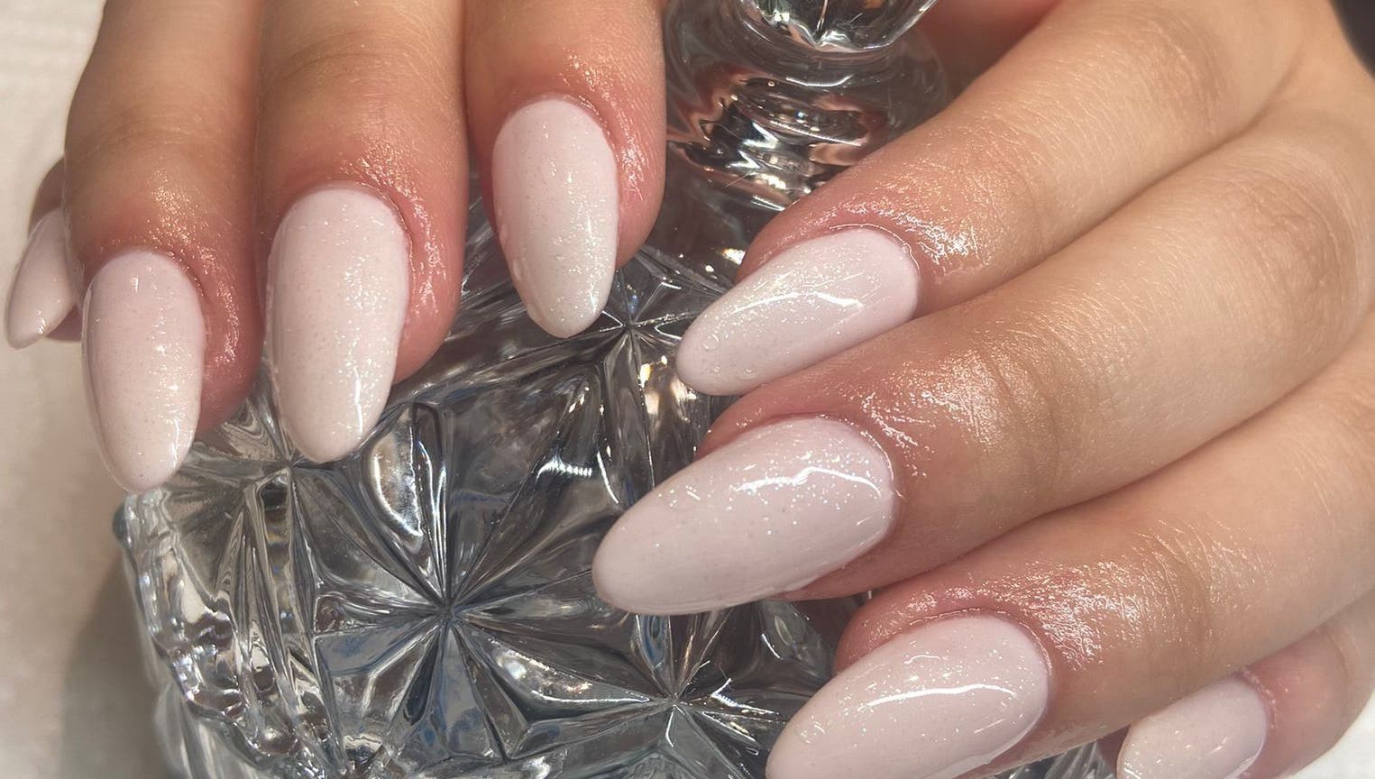 Uñas elegantes de gel en Yenny Nails, Miami, Florida, US, brillando con un acabado perfecto.