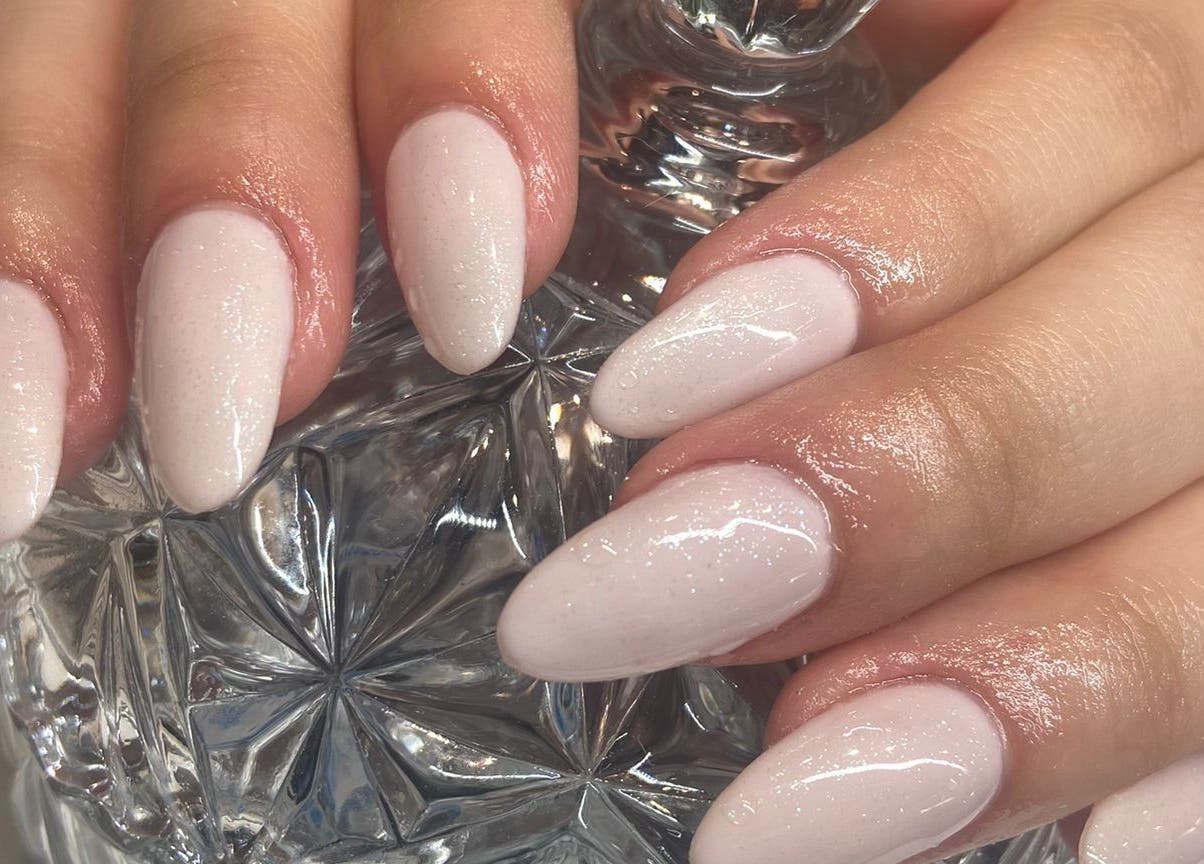 Uñas elegantes de gel en Yenny Nails, Miami, Florida, US, brillando con un acabado perfecto.