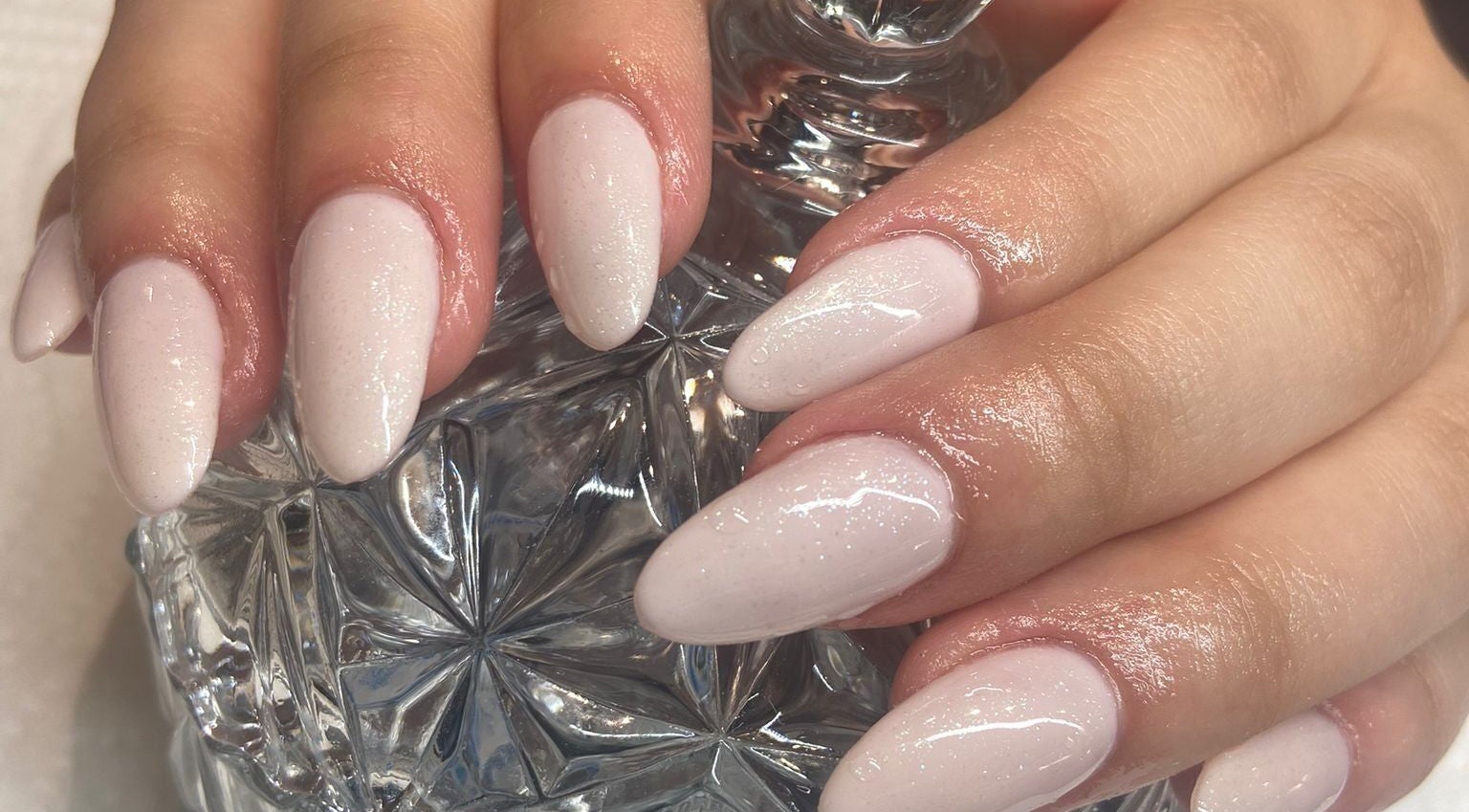 Uñas elegantes de gel en Yenny Nails, Miami, Florida, US, brillando con un acabado perfecto.