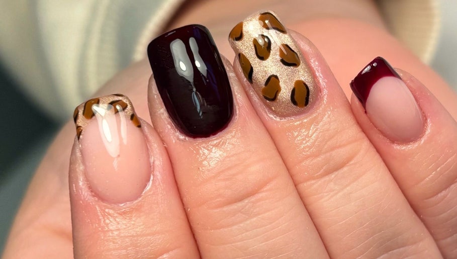 Stylish leopard print nail art at House of Glam, Newcastle upon Tyne, England, GB.