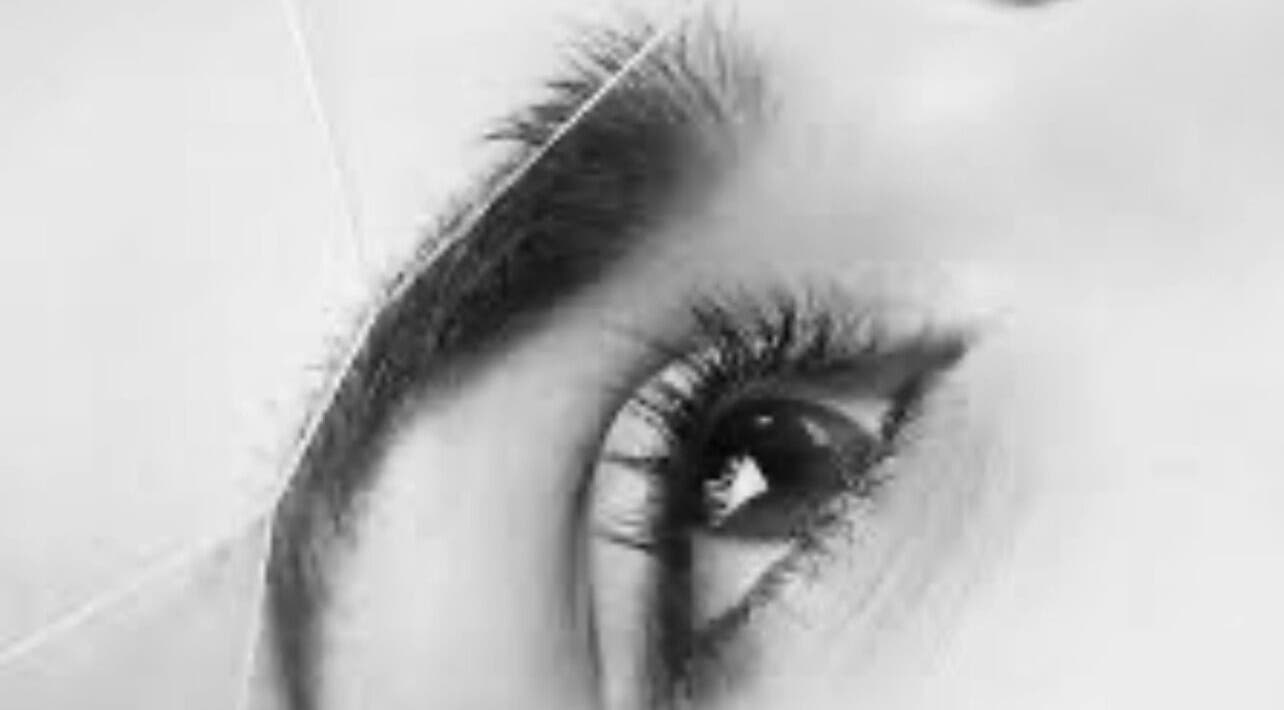 Expert eyebrow threading at Eyebrows by Sara.B, Streamwood, Illinois, US. Perfectly shaped brow close-up.