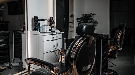 Sleek barber chair at Barbero Gentlemen's Lounge, Dubai, AE showcasing premium grooming setup.