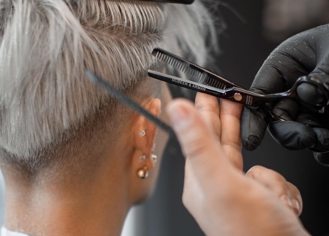 Precision haircut at Barbero Gentlemen's Lounge in Dubai, AE, highlighting expert styling techniques.