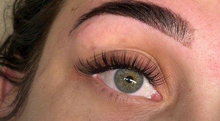 Bee's Lash Boutique billede 2