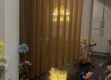 Tranquil area at Lemon Nails and Beauty, Prince George, BC, CA, adorned with elegant florals and soft lighting.