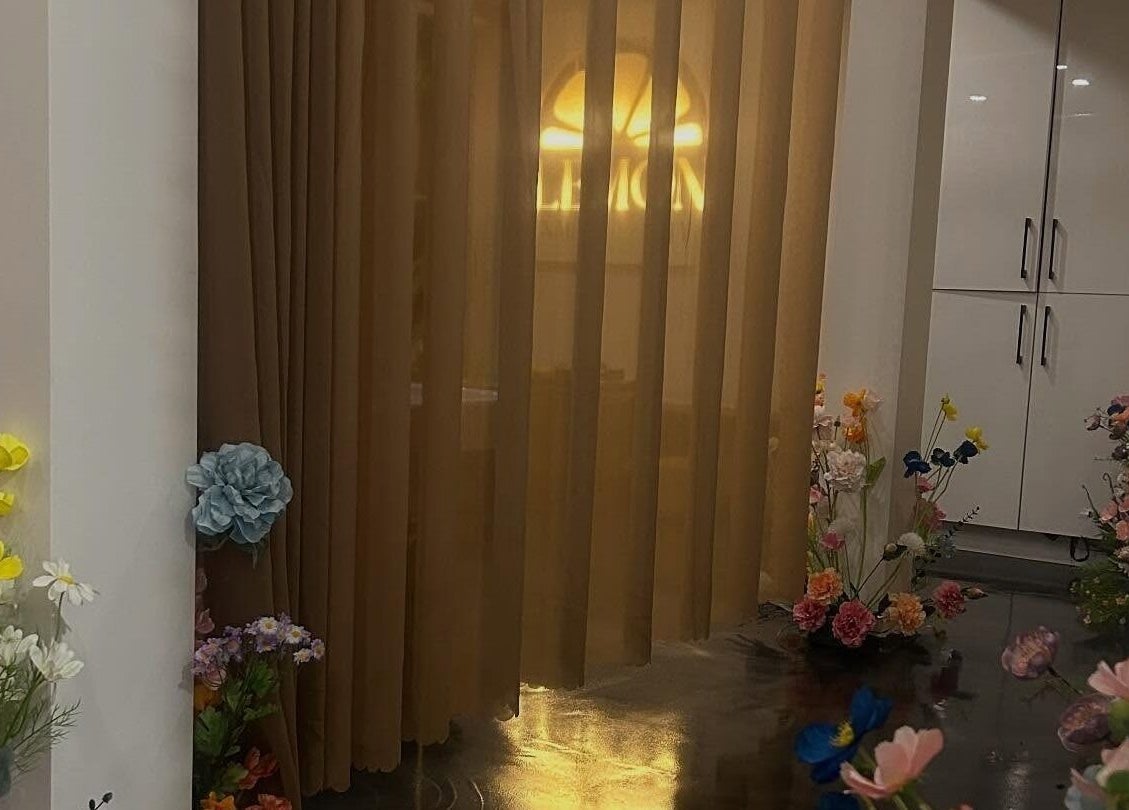 Tranquil area at Lemon Nails and Beauty, Prince George, BC, CA, adorned with elegant florals and soft lighting.