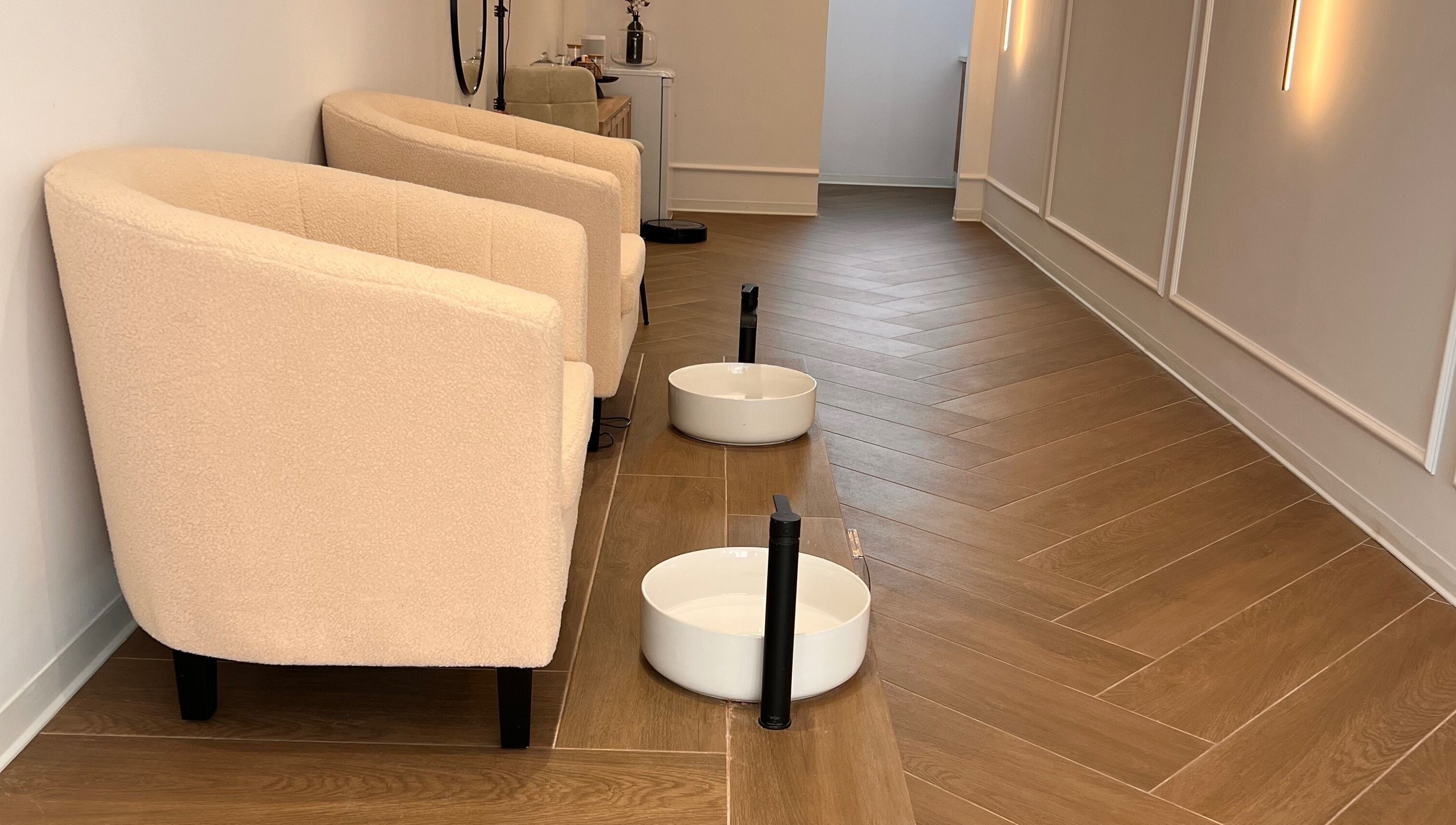 Pedicure area at La Luce Mesa Geitonia, featuring plush chairs and foot baths. Located in Mesa Geitonia, Limassol, CY.