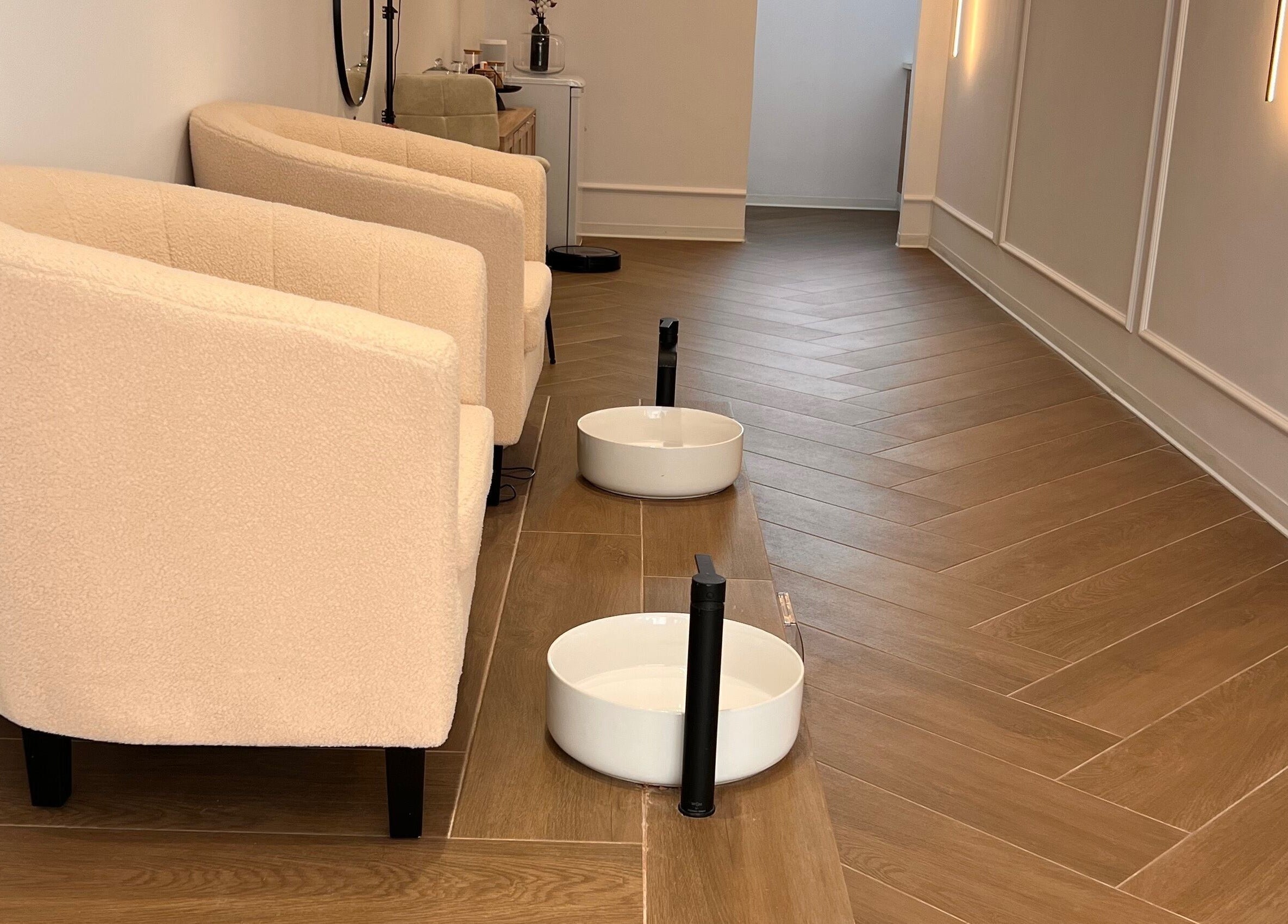 Pedicure area at La Luce Mesa Geitonia, featuring plush chairs and foot baths. Located in Mesa Geitonia, Limassol, CY.