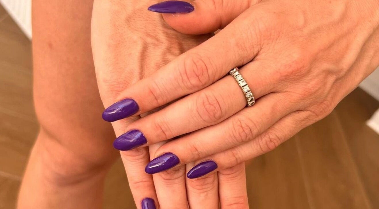 La Luce Mesa Geitonia showcases elegant purple manicured nails in Mesa Geitonia, Limassol, CY.