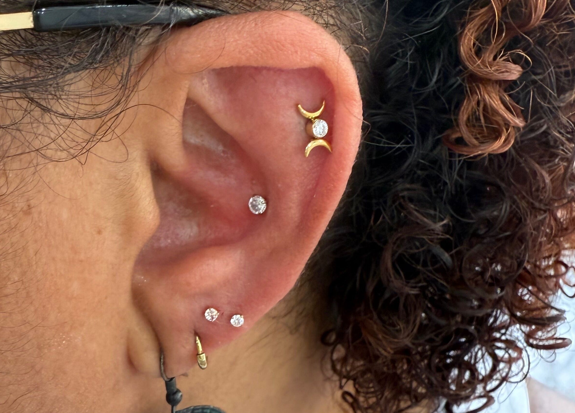 Stylish ear piercings showcased at Pierce’T in Curaçao, Curaçao, CW, featuring elegant gold and diamond jewelry.