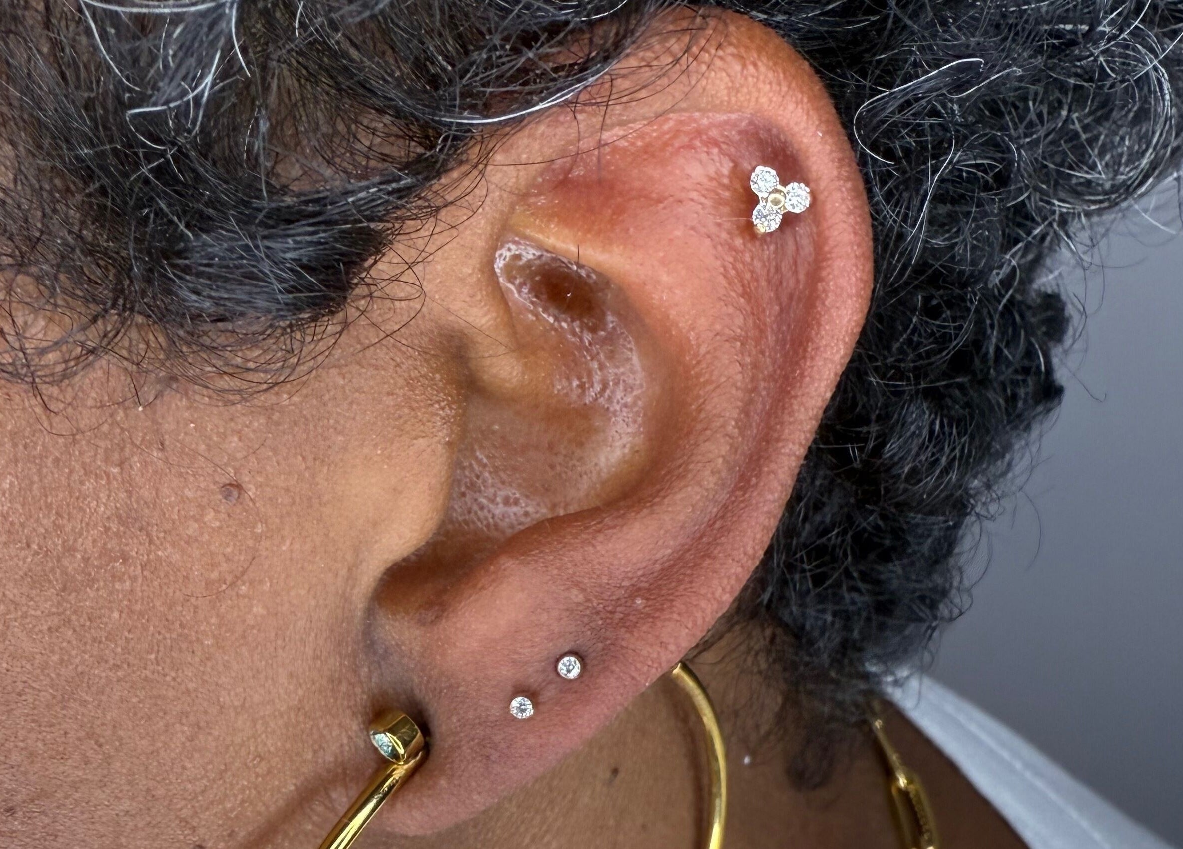 Elegant ear piercings at Pierce’T in Curaçao, CW showcasing exquisite jewelry craftsmanship.