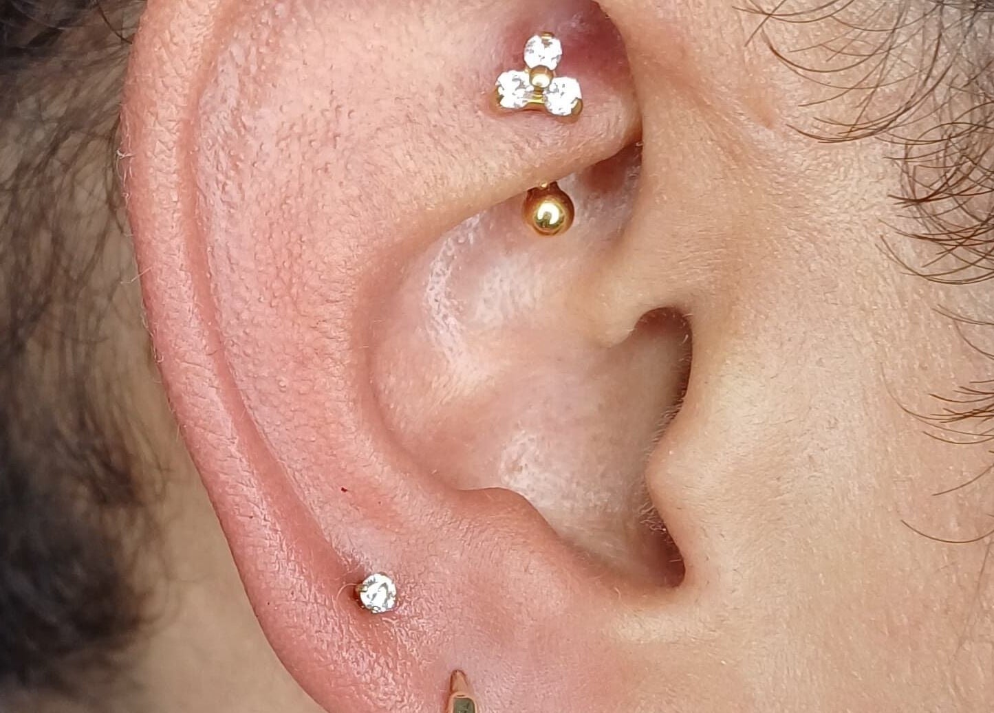 Stylish ear piercing at Pierce’T in Curaçao, Curaçao, CW, showcasing elegant jewel design.